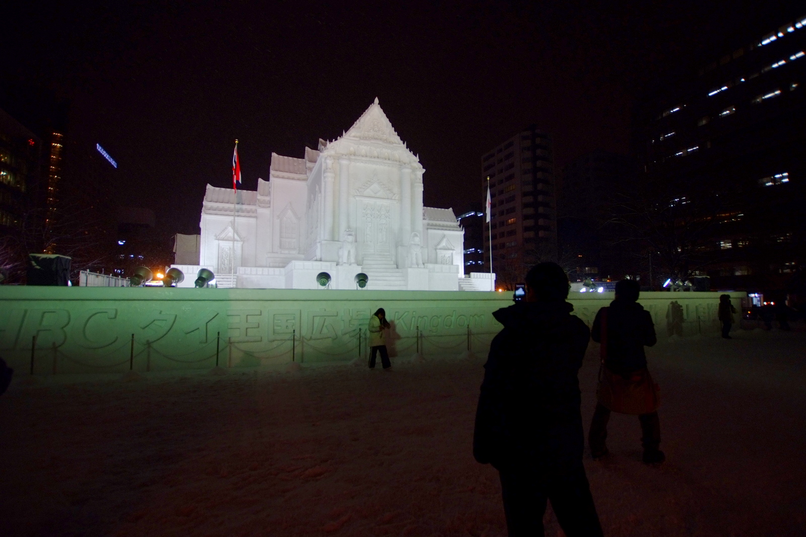 札幌雪祭大通公園會場 — 夜間打燈的大型雪像（泰國寺院 Wat Benchamabophit）