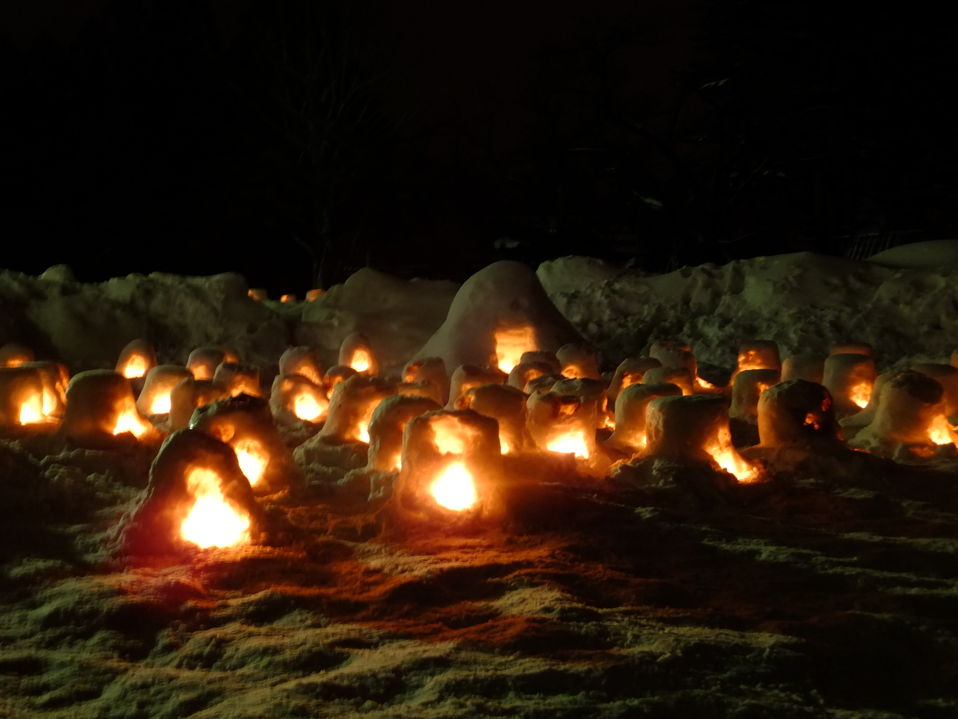 橫手かまくら雪屋祭 — 廣場上點滿燭光的迷你雪屋（ミニかまくら）