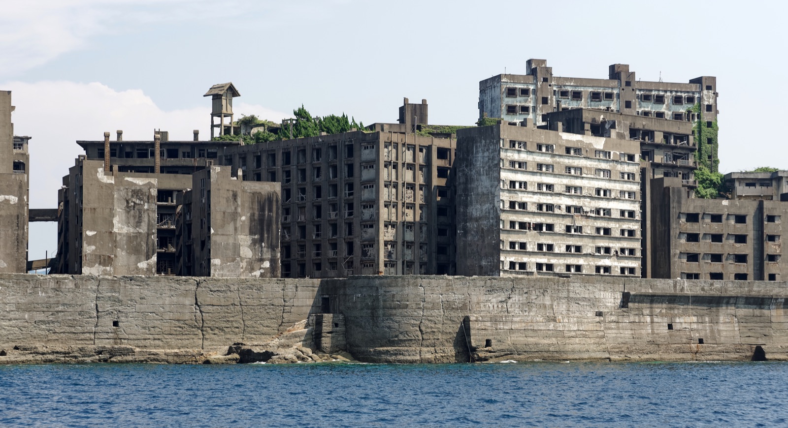 長崎 端島（軍艦島）的護岸與高層集合住宅廢墟 —— 明治日本的產業革命遺產 23 項構成資產之一