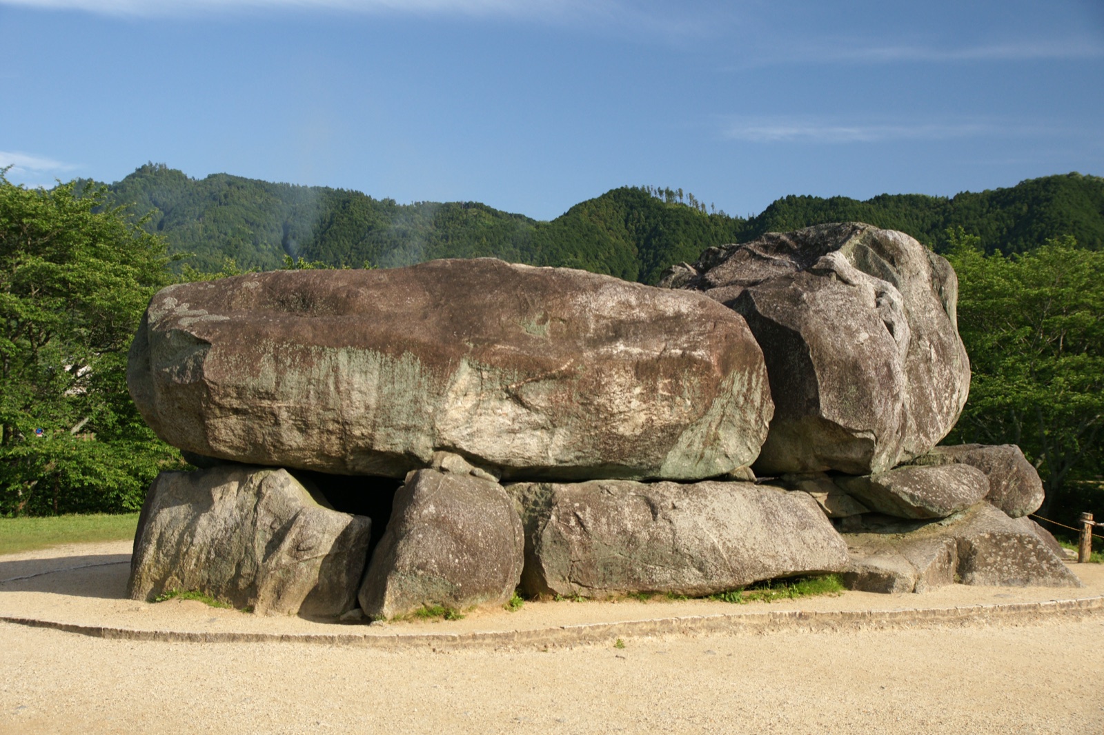 奈良 明日香村 石舞台古墳 —— 巨石堆疊的橫穴式石室，2026 年登錄的「飛鳥・藤原的宮都」構成資產之一