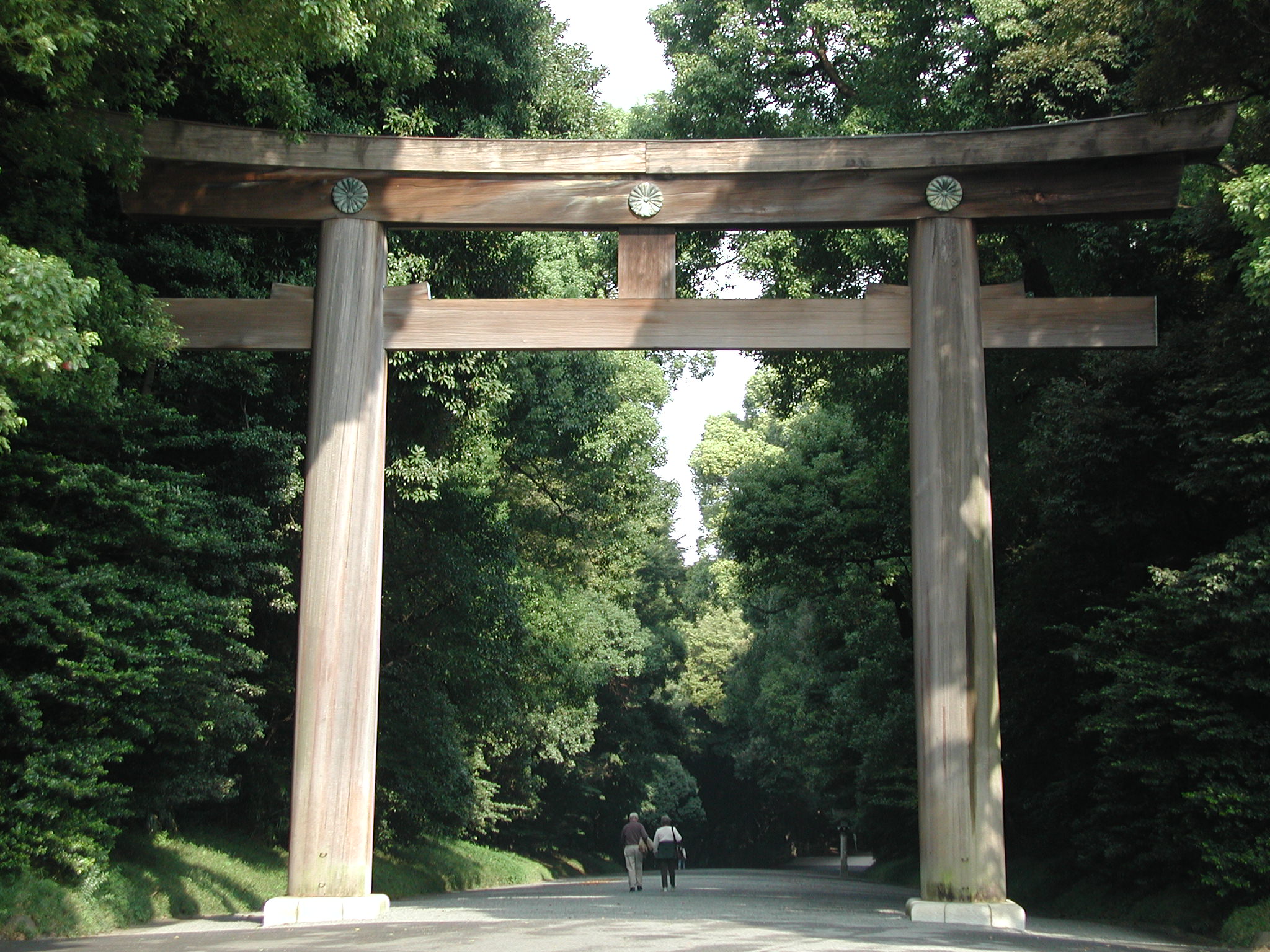 明治神宮（めいじじんぐう／Meiji Jingu，原宿旁的森林神社）參道大鳥居 — Z 世代「スピ活」最容易在東京執行的能量景點
