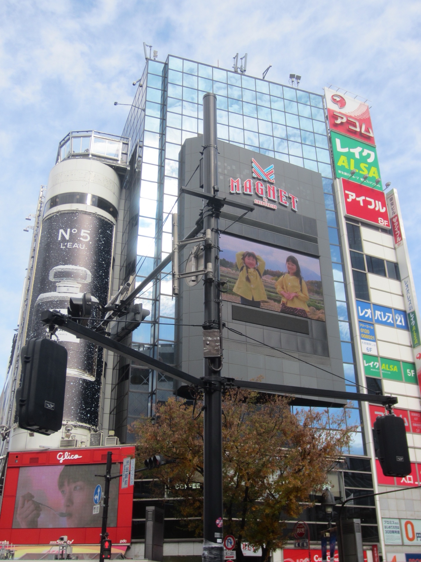 MAGNET by SHIBUYA109 大樓外觀 — 澀谷スクランブル交差點北側的商業設施（咒術迴戰澀谷事變第 40 話取景地，7F CROSSING VIEW 俯瞰打卡點）