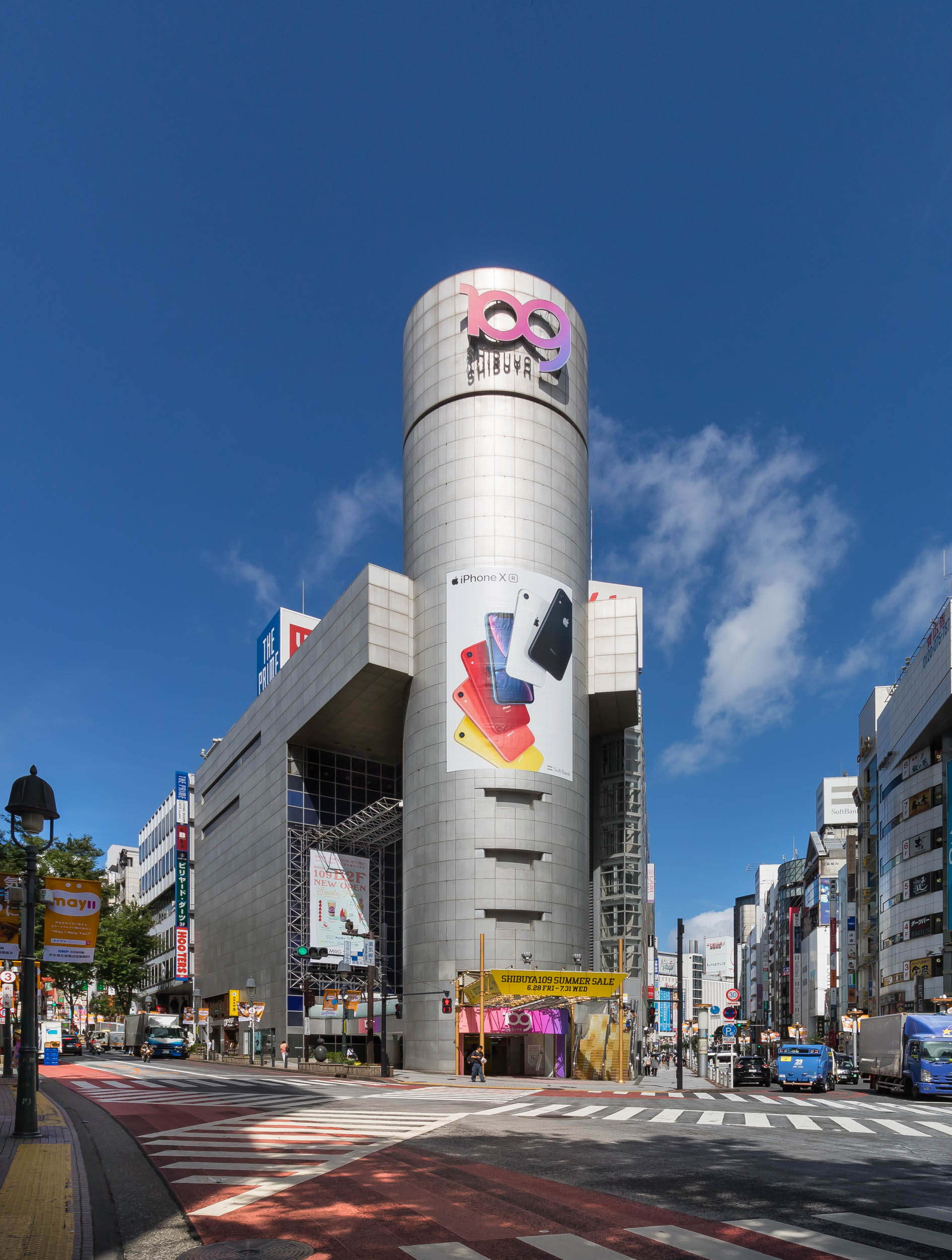 SHIBUYA109 圓筒形大樓 — 道玄坂分岔點的地標，咒術迴戰澀谷事變戰鬥取景地周邊（卡哇伊文化代表 mall）