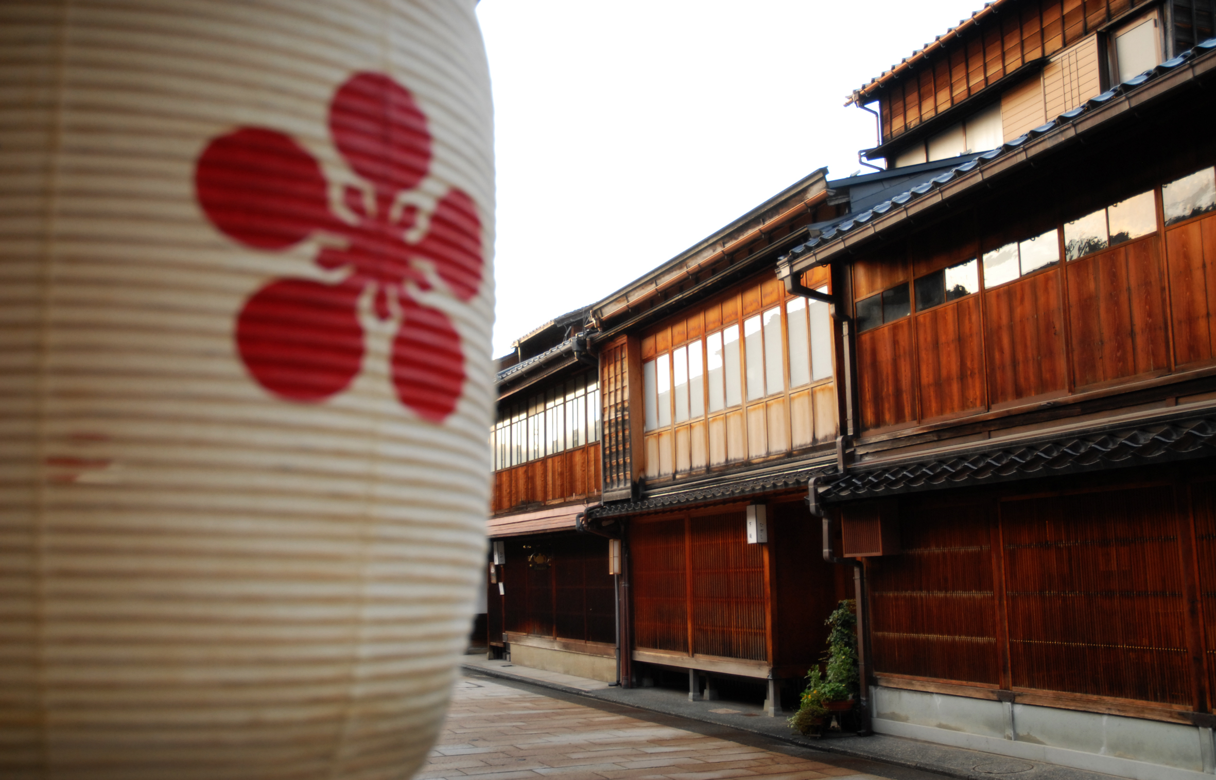 金澤東茶屋街的木造茶屋與紙燈籠（提灯）— 保留江戶花街風情的傳統街區