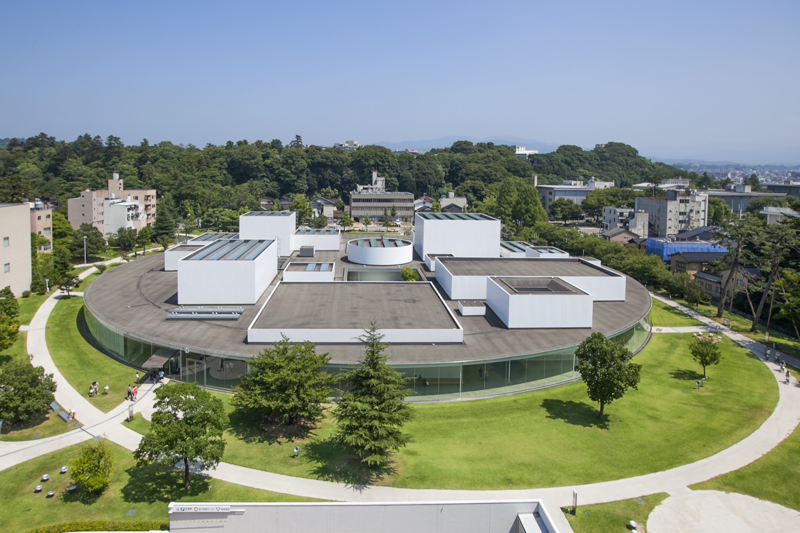 金澤 21 世紀美術館（金沢21世紀美術館）圓形玻璃帷幕外觀 — 2004 年開館的當代藝術名所