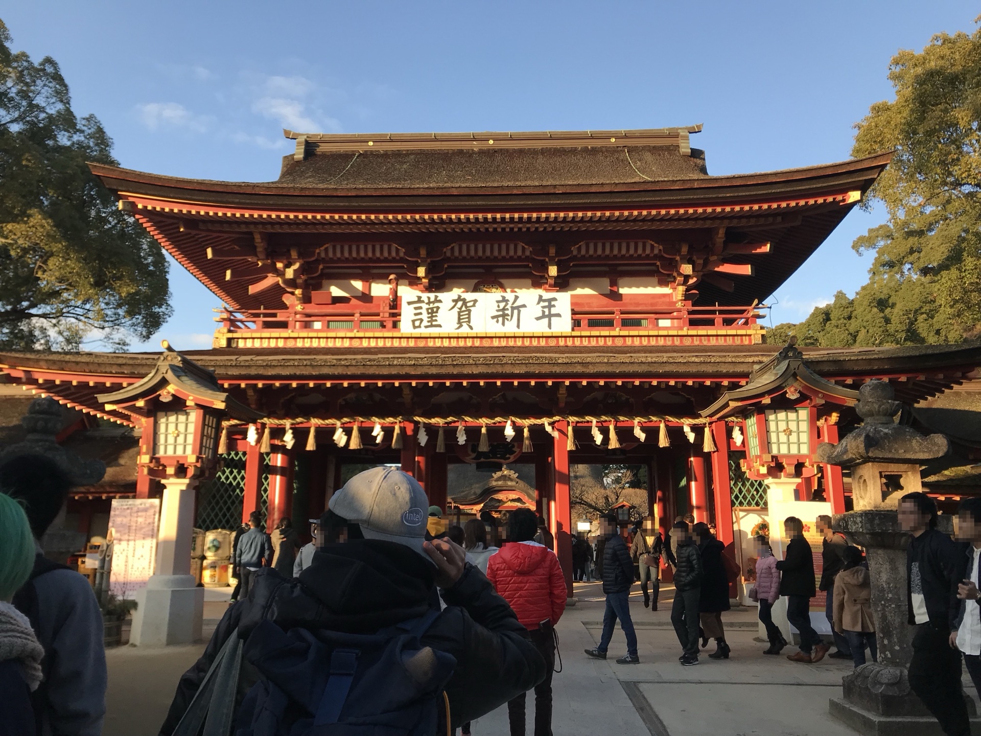 太宰府天滿宮 樓門（楼門）— 朱紅色兩層式大門，掛著「謹賀新年」字樣（順遊鬼滅聖地宝満宮竈門神社途中的必經人氣點）