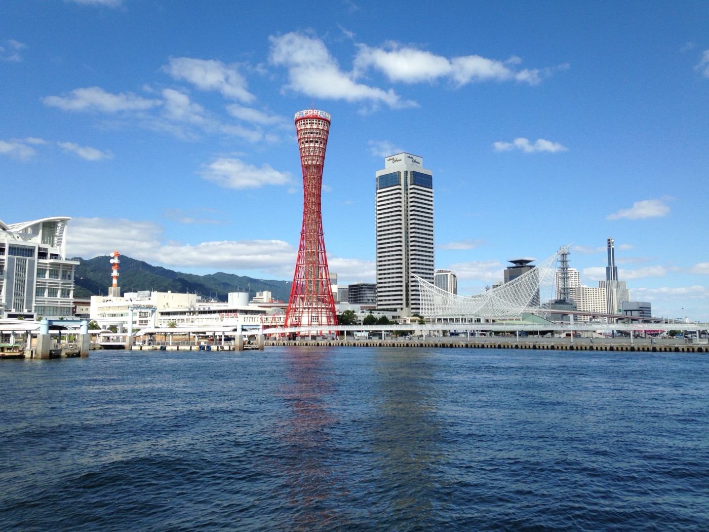 從神戶港高濱碼頭眺望紅色的神戶港塔（神戶ポートタワー）與六甲山
