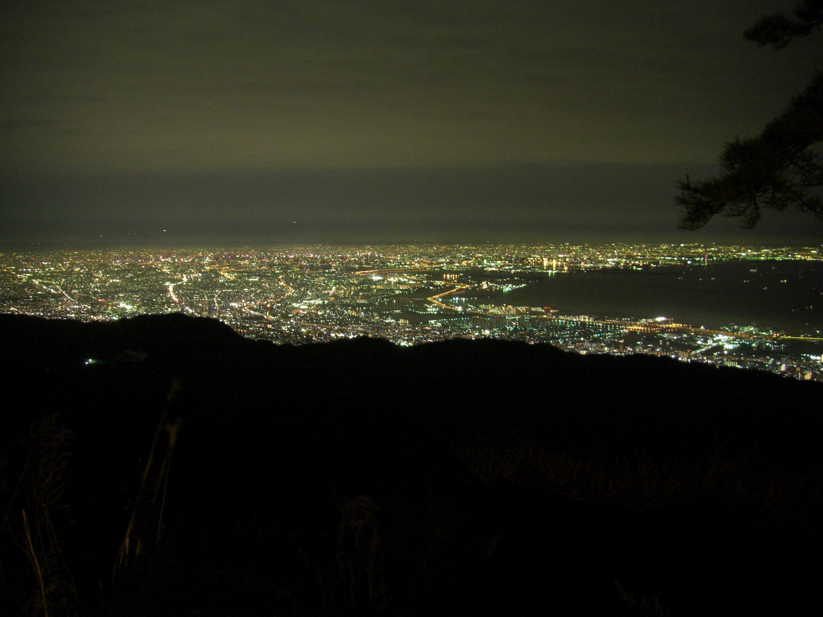 從六甲山眺望神戶與阪神地區的夜景 — 日本三大夜景之一