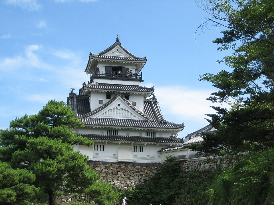 高知城天守閣石垣與護城河，呈現傳統日本城郭建築風貌