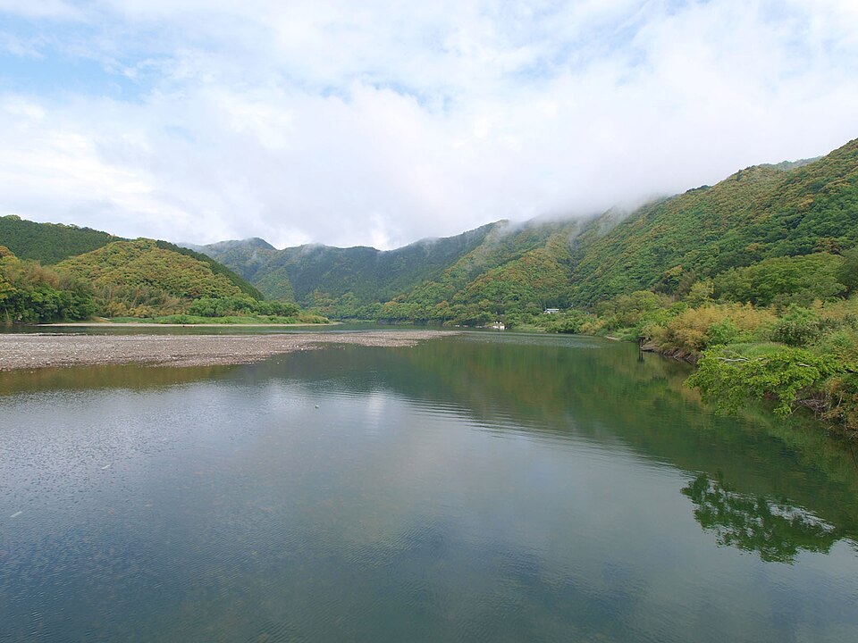 四萬十川佐田沈下橋（さだちんかばし）附近河景，無欄杆的低橋橫跨清澈河流，日本最後清流代表景觀