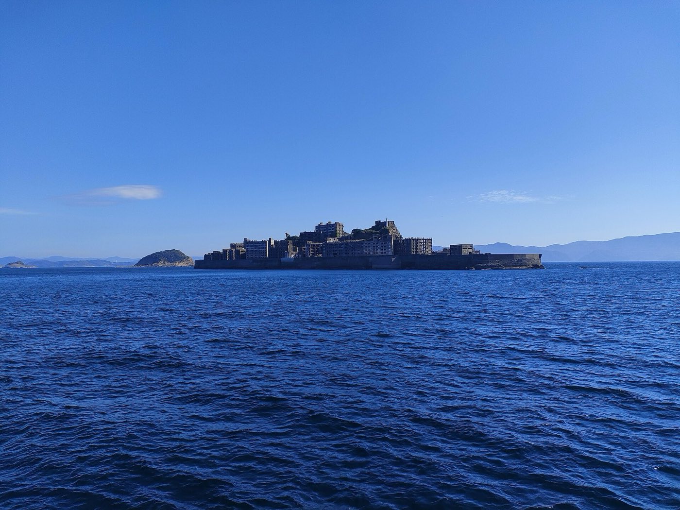 從船上看見的端島（軍艦島）—— 長崎外海上的廢墟之島，明治日本產業革命遺產 23 處資產之一