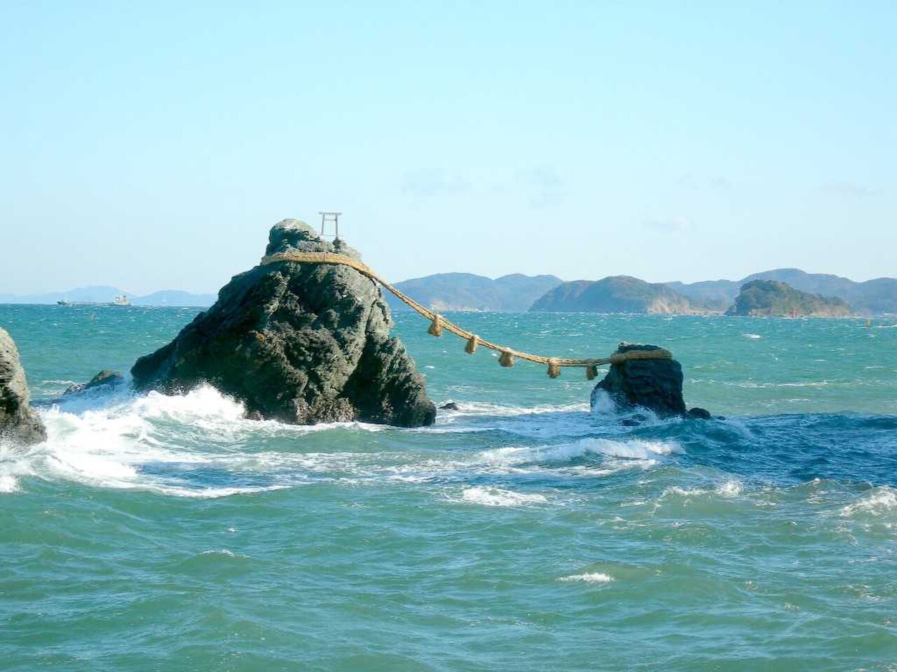 二見浦夫婦岩白天景象 — 注連繩相連的礁岩與三重縣鳥羽灣附近的海景