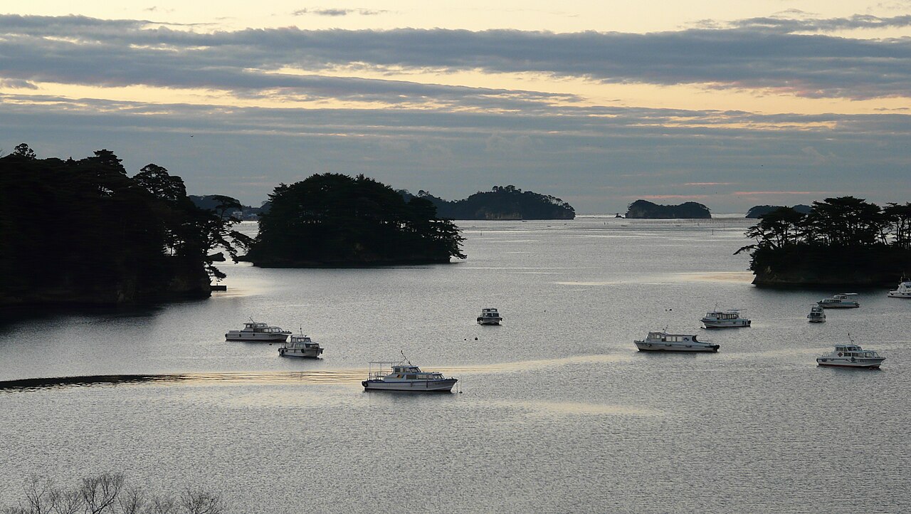 宮城縣松島灣（まつしまわん）的松林小島群全景 — 日本三景之一，仙台近郊必訪絕景