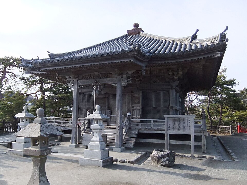 松島五大堂（ごだいどう）— 岩礁上的桃山建築，東北現存最古老的木造建築，由透花橋連接岸邊