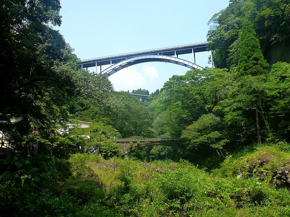 高千穗峽（たかちほきょう）——宮崎縣最具代表性的峽谷景觀，翠綠溪流與柱狀玄武岩壁相映成趣