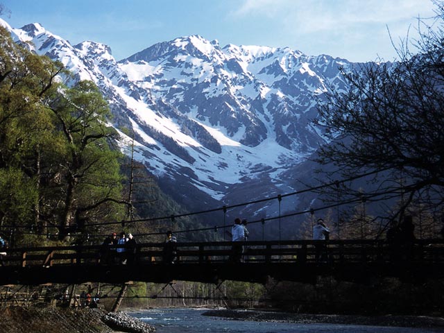 上高地梓川與河童橋，背景是穗高連峰的高山溪谷景觀
