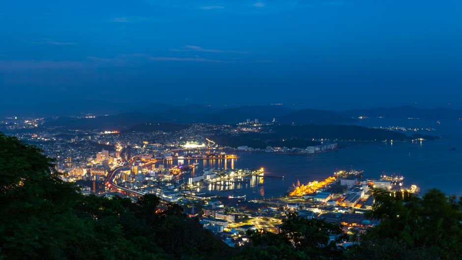 長崎港夜景 — 從高地俯瞰長崎市區與港灣的燈海