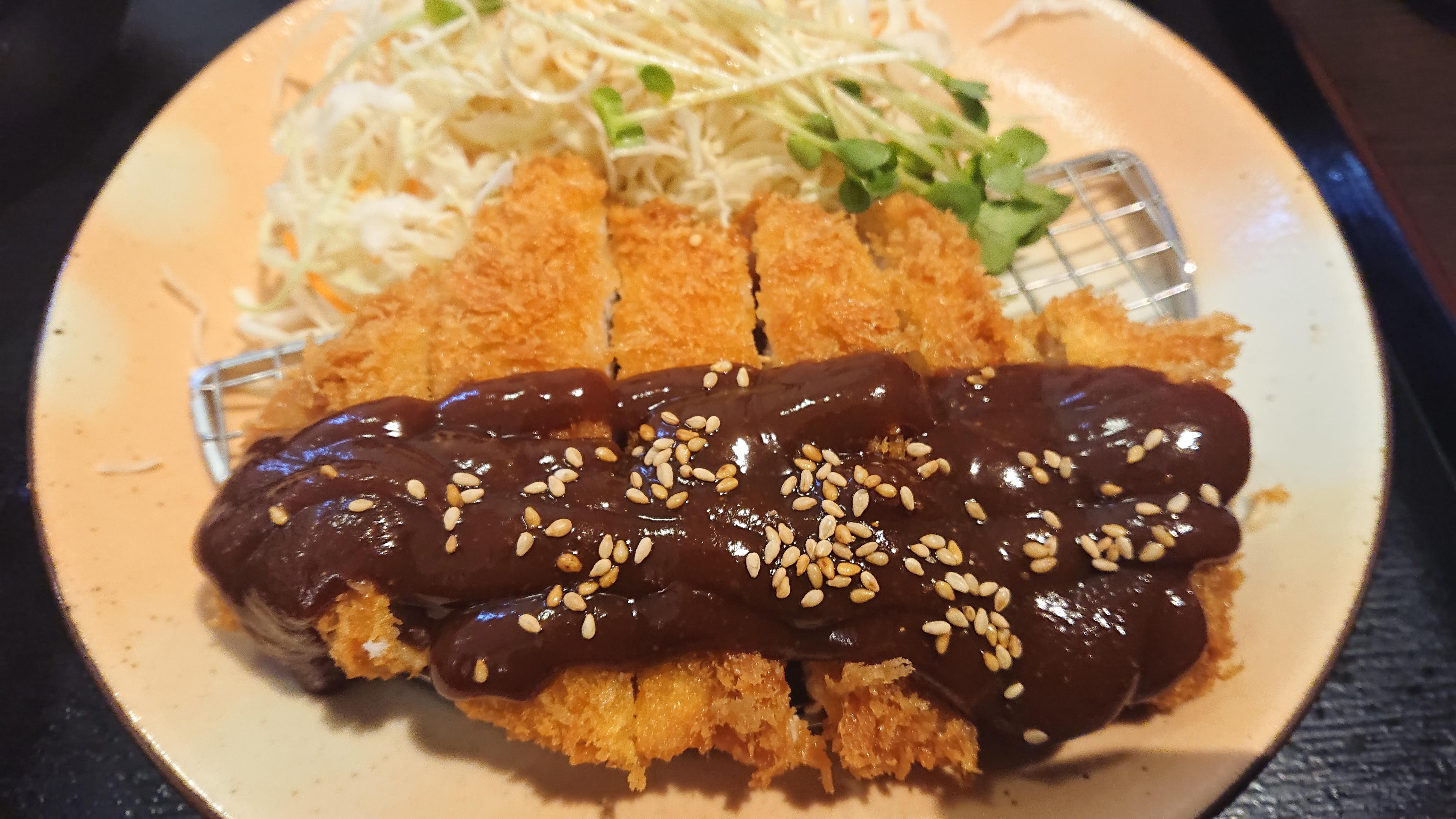 味噌豬排定食（みそかつ定食），炸豬排淋上濃郁豆味噌醬汁的名古屋代表料理