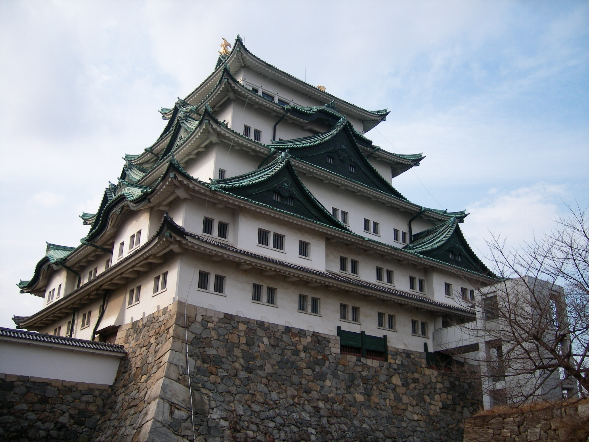 名古屋城天守閣外觀，屋頂可見金色金鯱