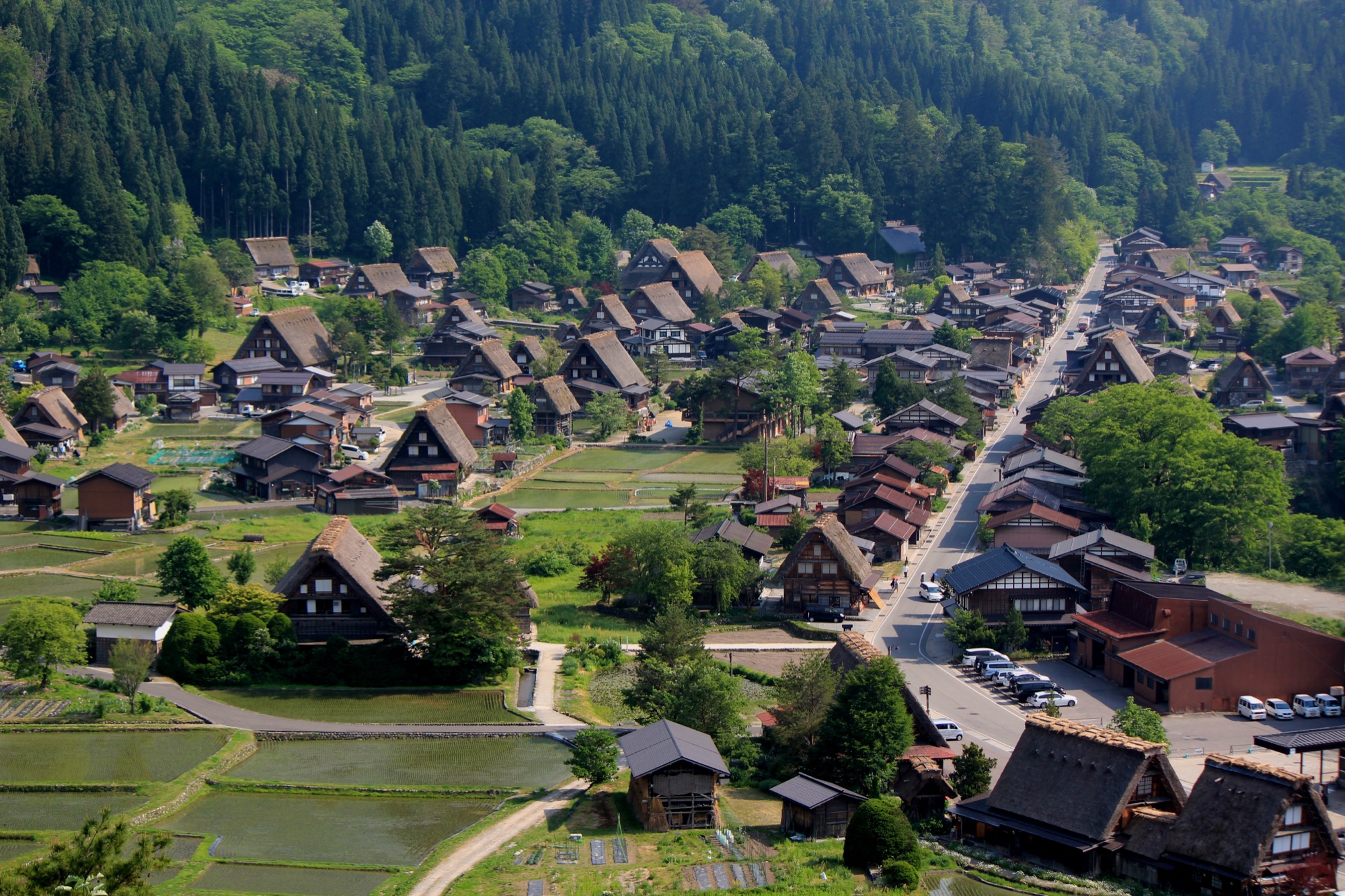白川鄉荻町合掌造村落全景，世界遺產的合掌造農家聚落
