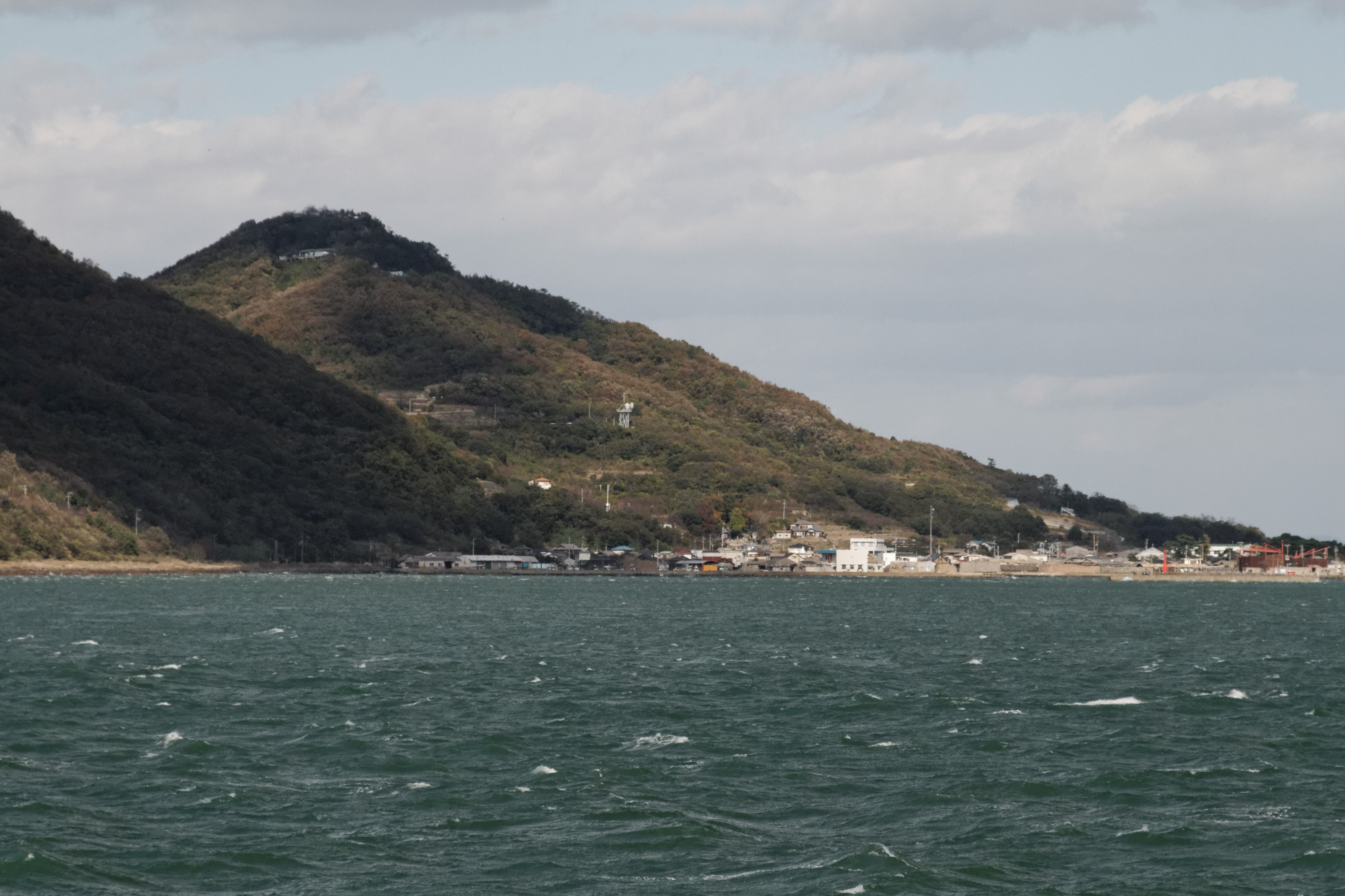 直島 渡輪航程海景（From the ferry to Naoshima）— 瀨戶內海平靜海面與沿途島影