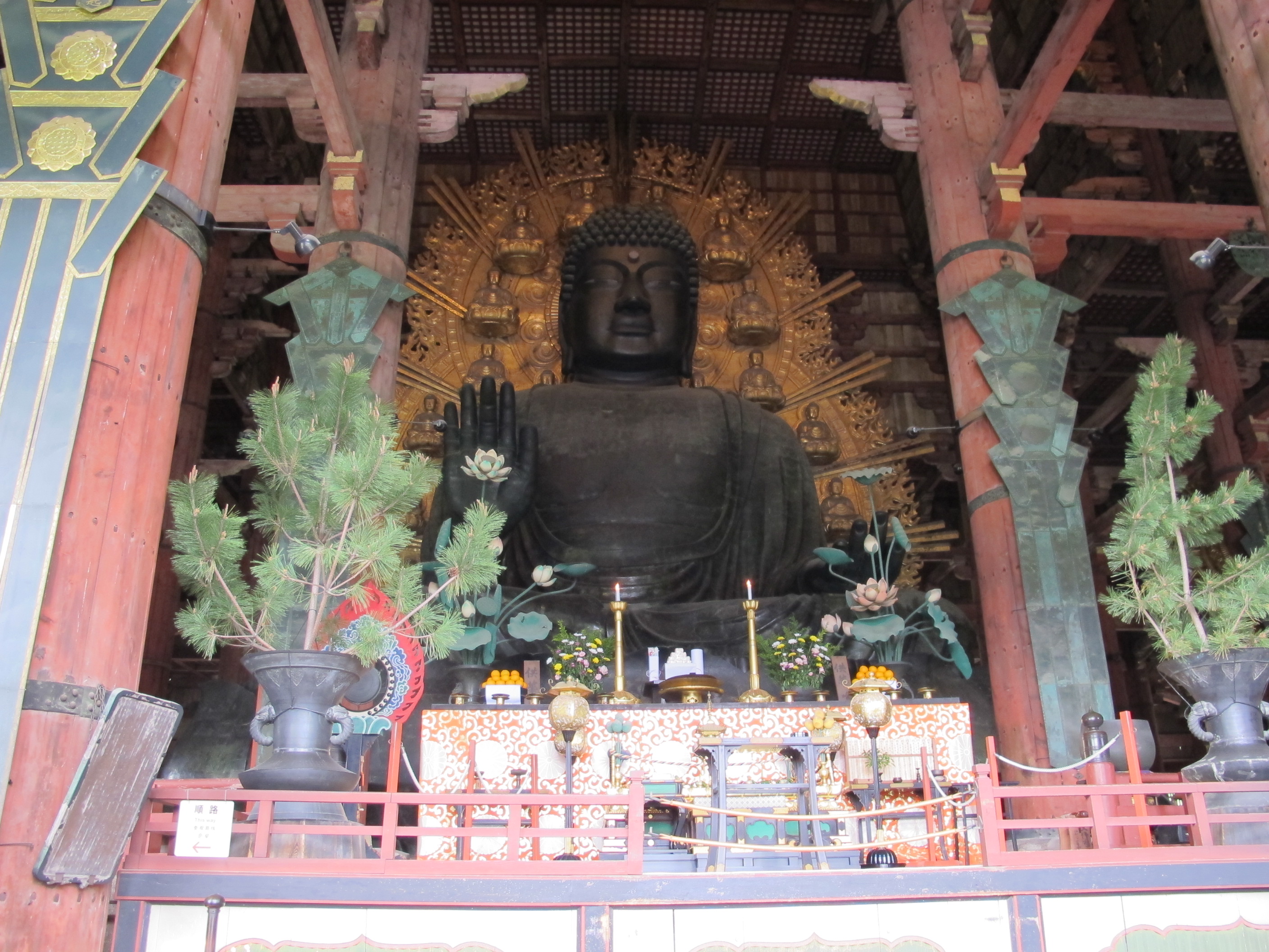 東大寺大佛殿內的奈良大佛（盧舍那佛／盧舎那仏）正面 — 高約 15 公尺的青銅坐佛
