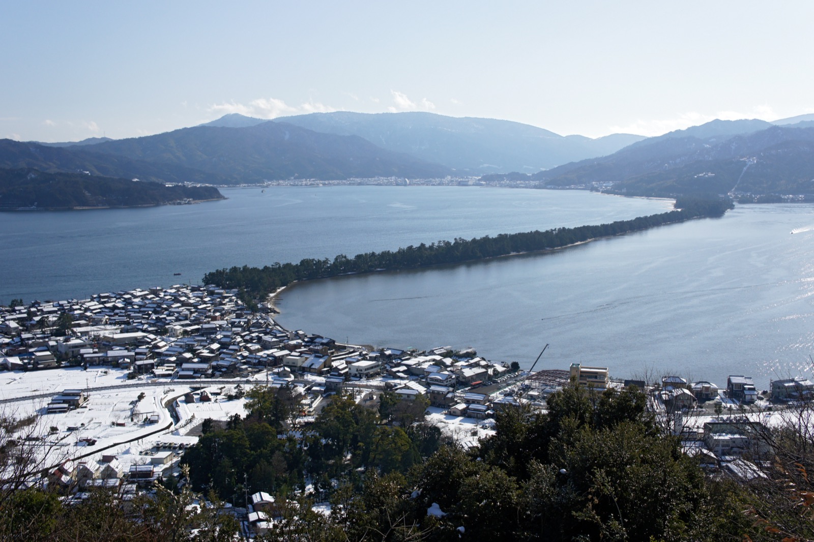 日本三景天橋立（あまのはしだて），從傘松公園眺望全長約 3.6km 的松樹沙洲，宛如天龍昇空的「昇龍觀」