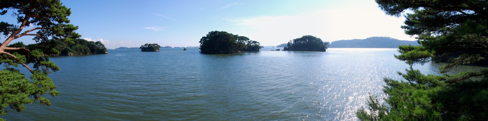 日本三景松島灣（まつしまわん）全景，海面散布著覆滿松樹的大小島嶼，被稱為「八百八島」的多島美