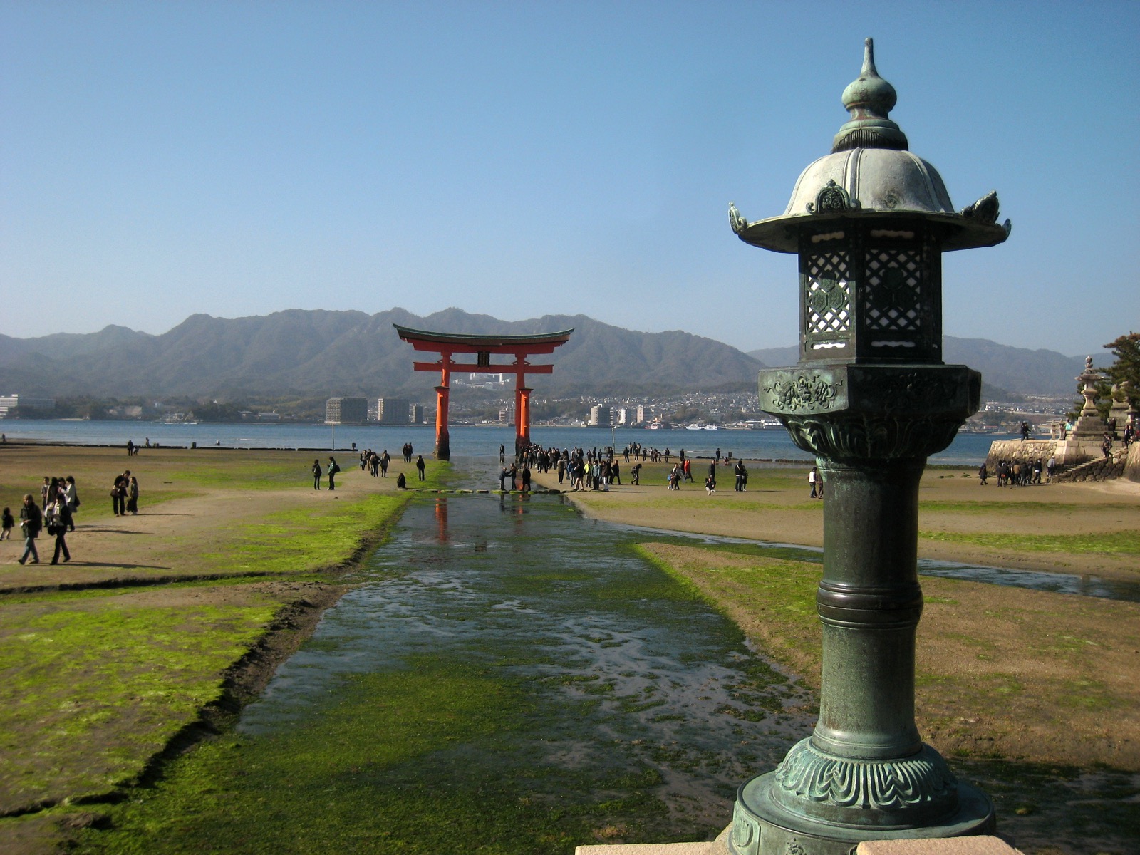 嚴島神社大鳥居在干潮（退潮）時露出海床，遊客可步行走到朱紅大鳥居腳下近距離仰望