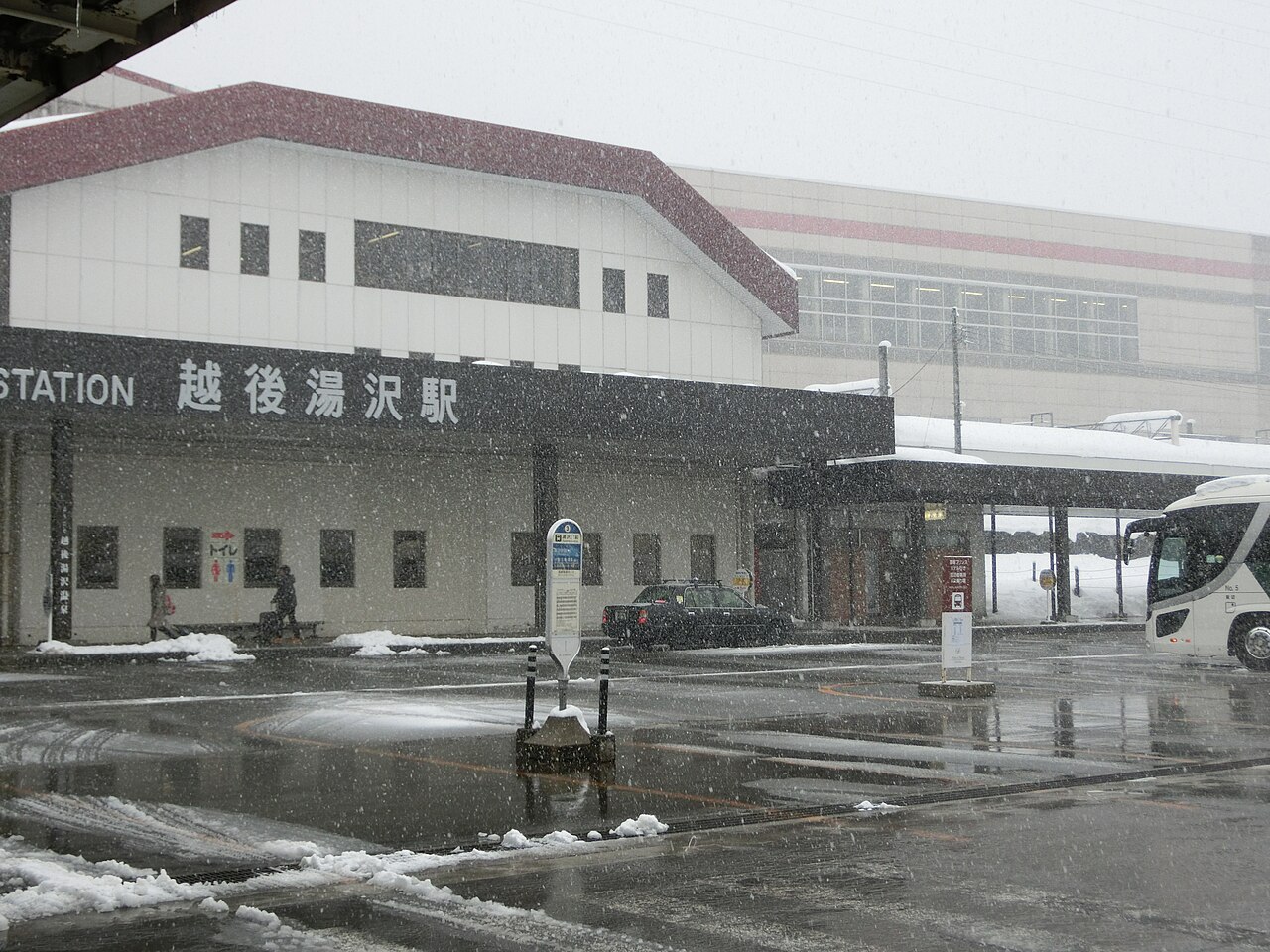 越後湯澤站冬季積雪外觀，上越新幹線的新潟縣第一站，川端康成《雪國》的文學舞台