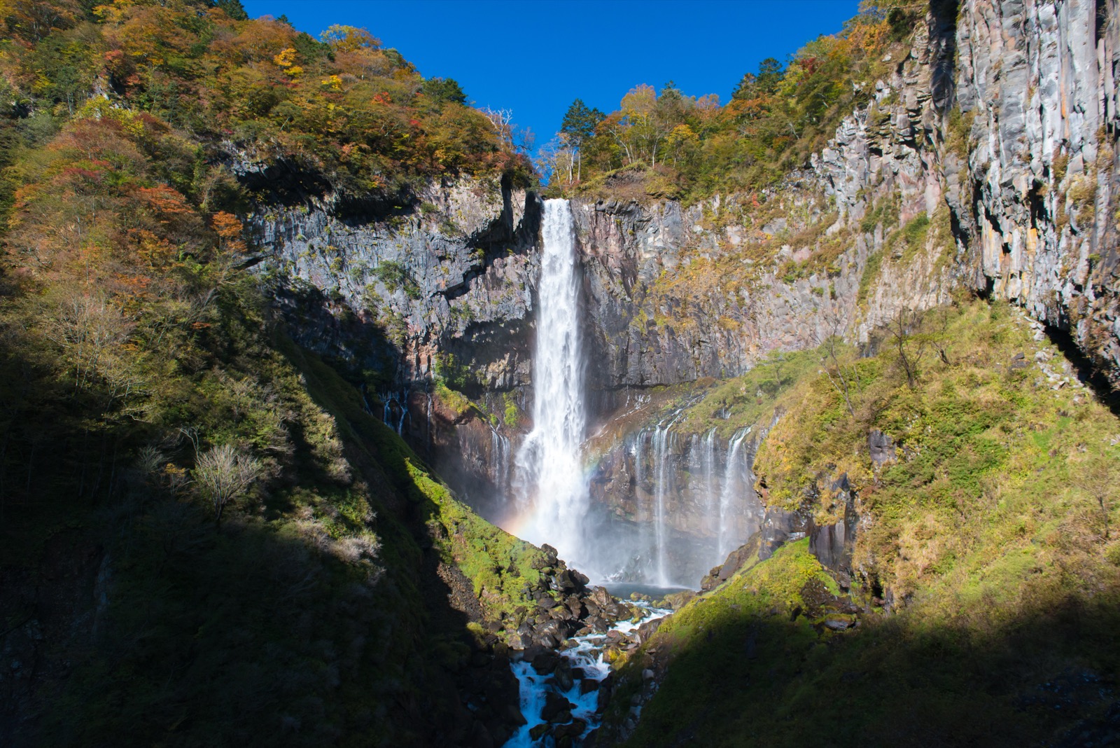 奧日光華嚴瀧（華厳の滝）— 日本知名瀑布、中禪寺湖湖水傾瀉而下的壯觀景觀