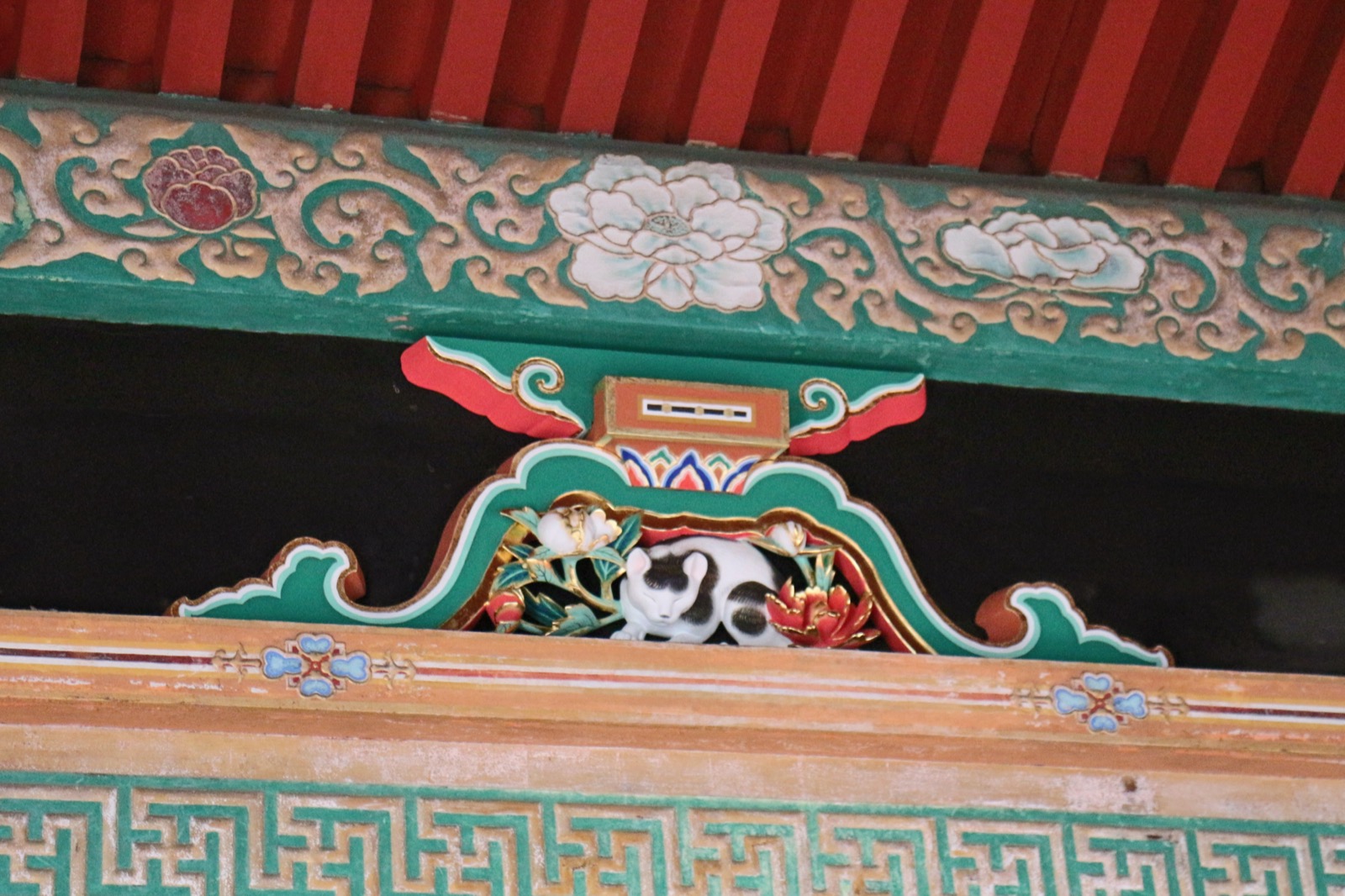 日光東照宮的眠貓（眠り猫）雕刻 — 傳為名匠左甚五郎之作、通往家康墓所奧宮的入口
