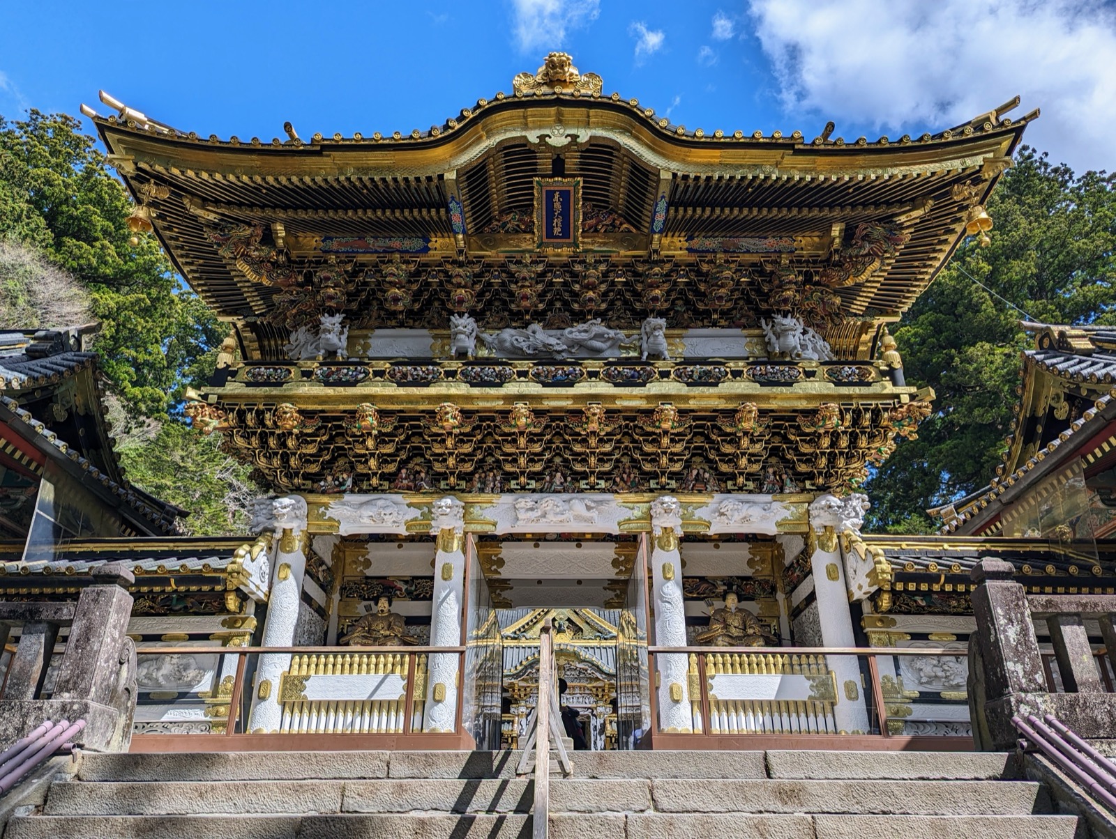 日光東照宮的國寶陽明門 — 布滿 500 多件精緻彩繪雕刻、日光的社寺世界文化遺產代表