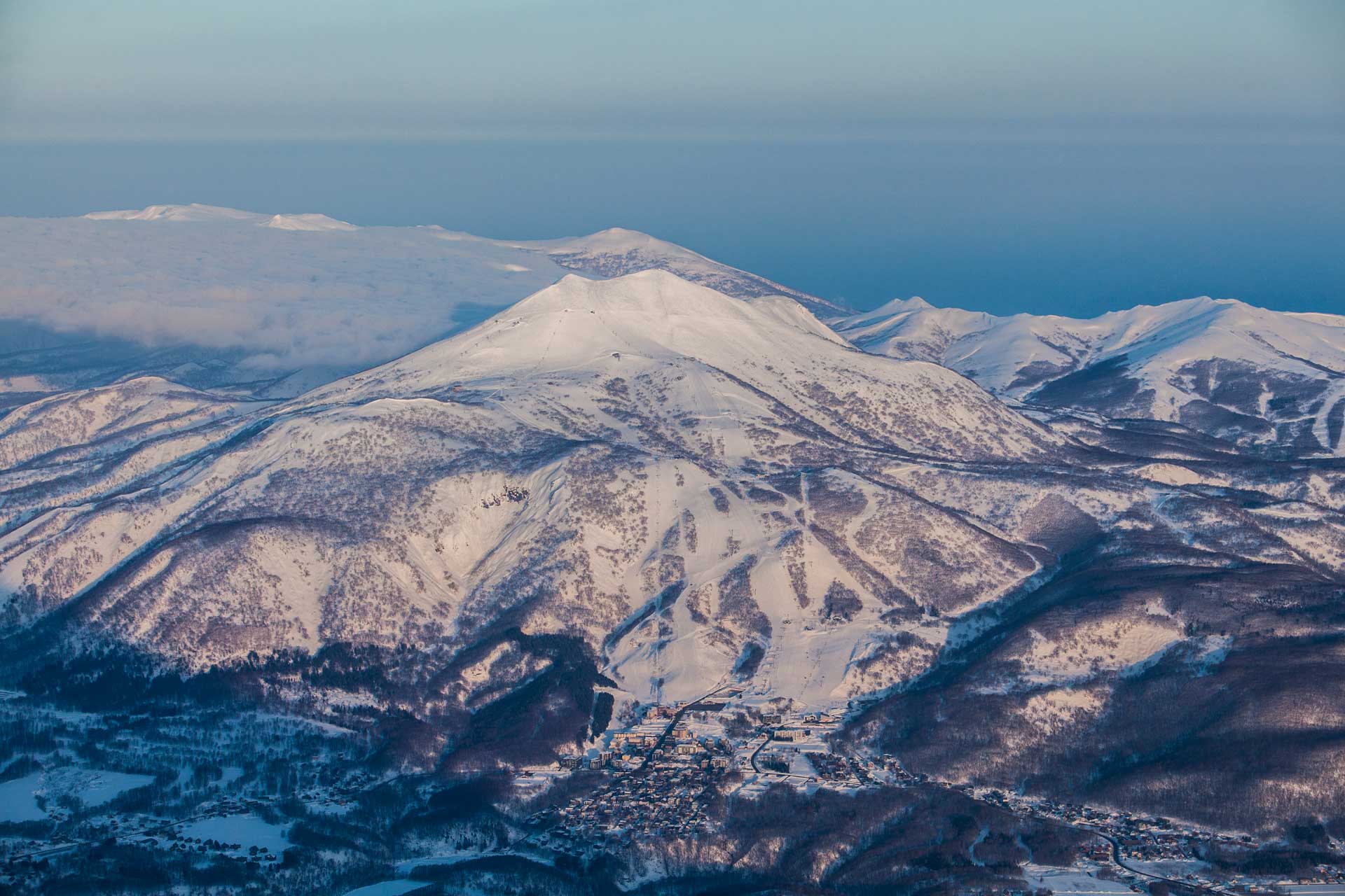 二世谷聯合滑雪場（ニセコユナイテッド）安努普利山麓的雪道與粉雪斜坡，冬季覆滿白雪的世界級滑雪聖地