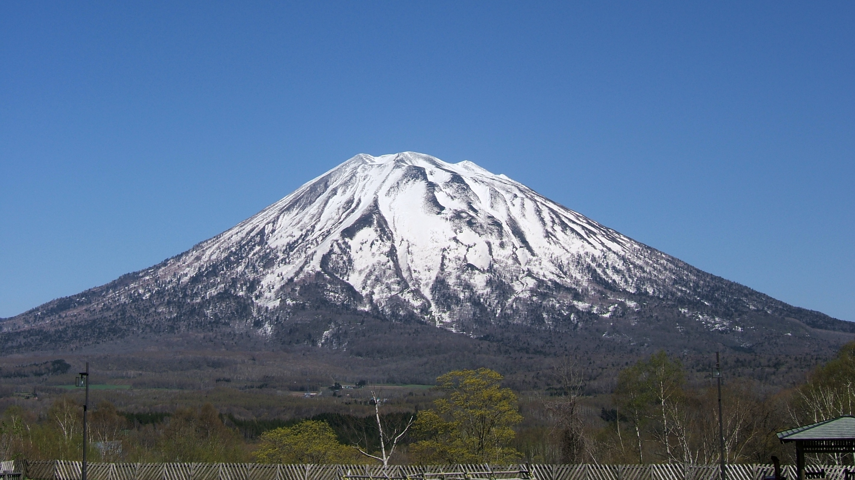 從二世谷（ニセコ）比羅夫滑雪場眺望被白雪覆蓋的羊蹄山（ようていざん），北海道粉雪聖地的代表景觀