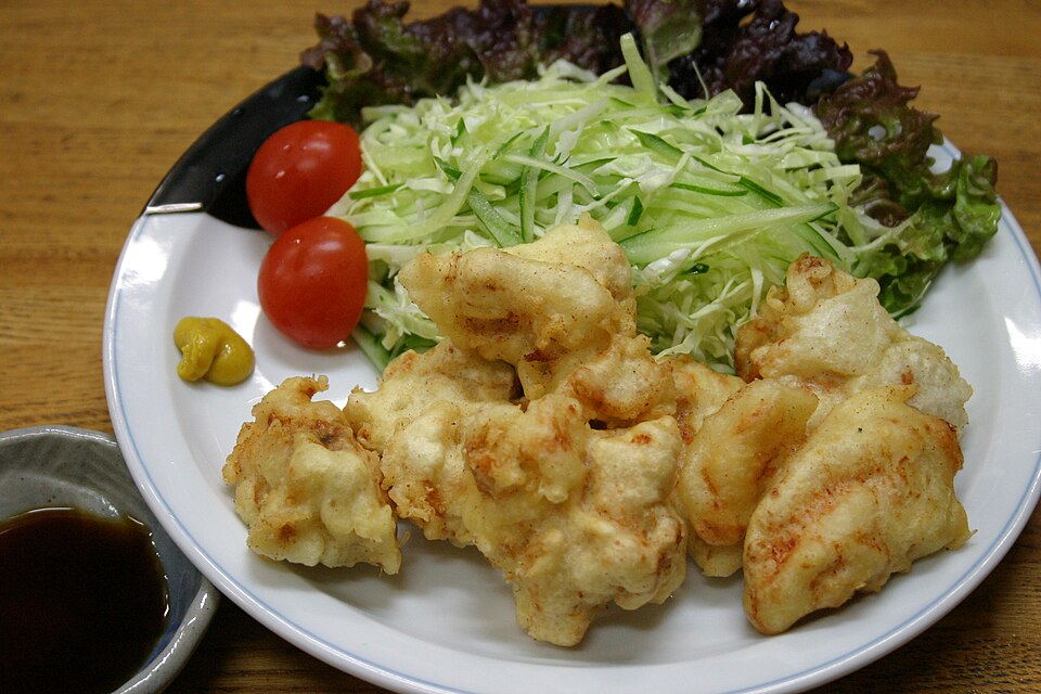 とり天（とりてん，大分縣的雞肉天婦羅），外皮輕薄酥脆、肉質鮮嫩，是大分縣民的日常食物