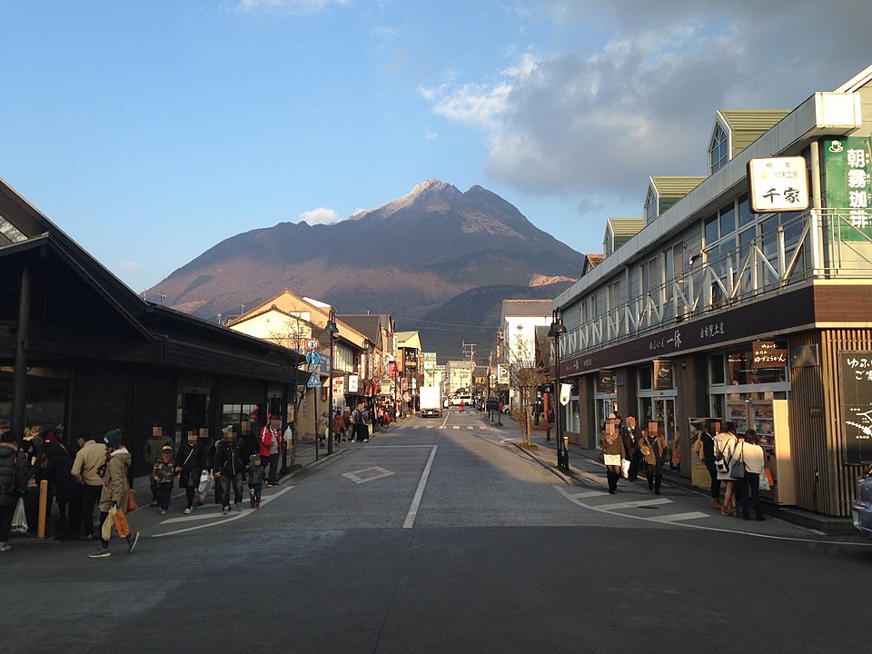 由布院駅前溫泉街道，背景是雙峰的由布岳，是湯布院最具代表性的街景