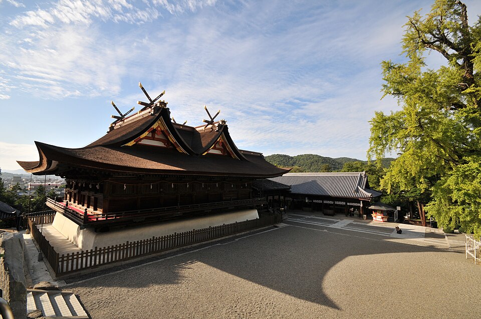 吉備津神社境内全景，日本唯一比翼入母屋造的國寶本殿建築