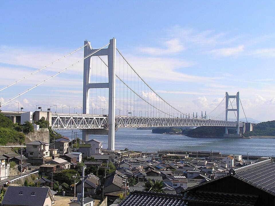 從鷲羽山展望台眺望瀨戶大橋（下津井瀬戸大橋），橋梁連接岡山與香川，全長13.1公里