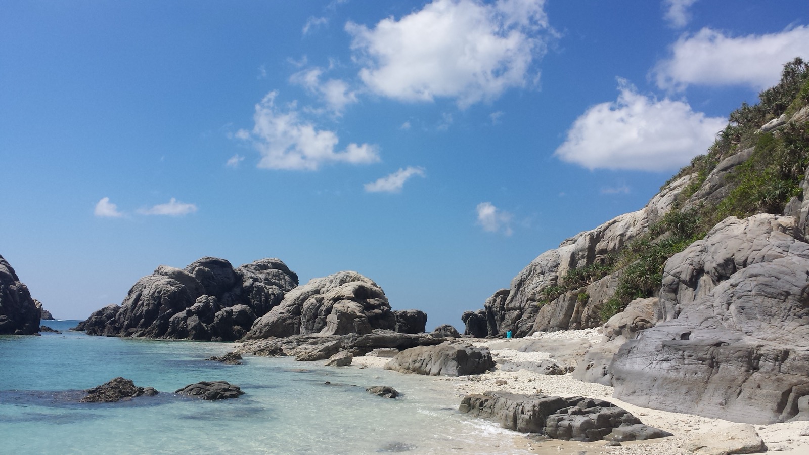 慶良間諸島 渡嘉敷島 阿波連（あはれん）海岸 — 被稱為「慶良間藍（ケラマブルー）」的透明海水