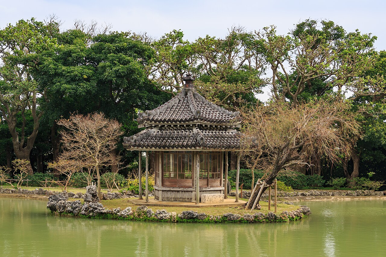 識名園的六角堂與心字池 —— 琉球王家的別邸庭園，池畔為琉球石灰岩護岸