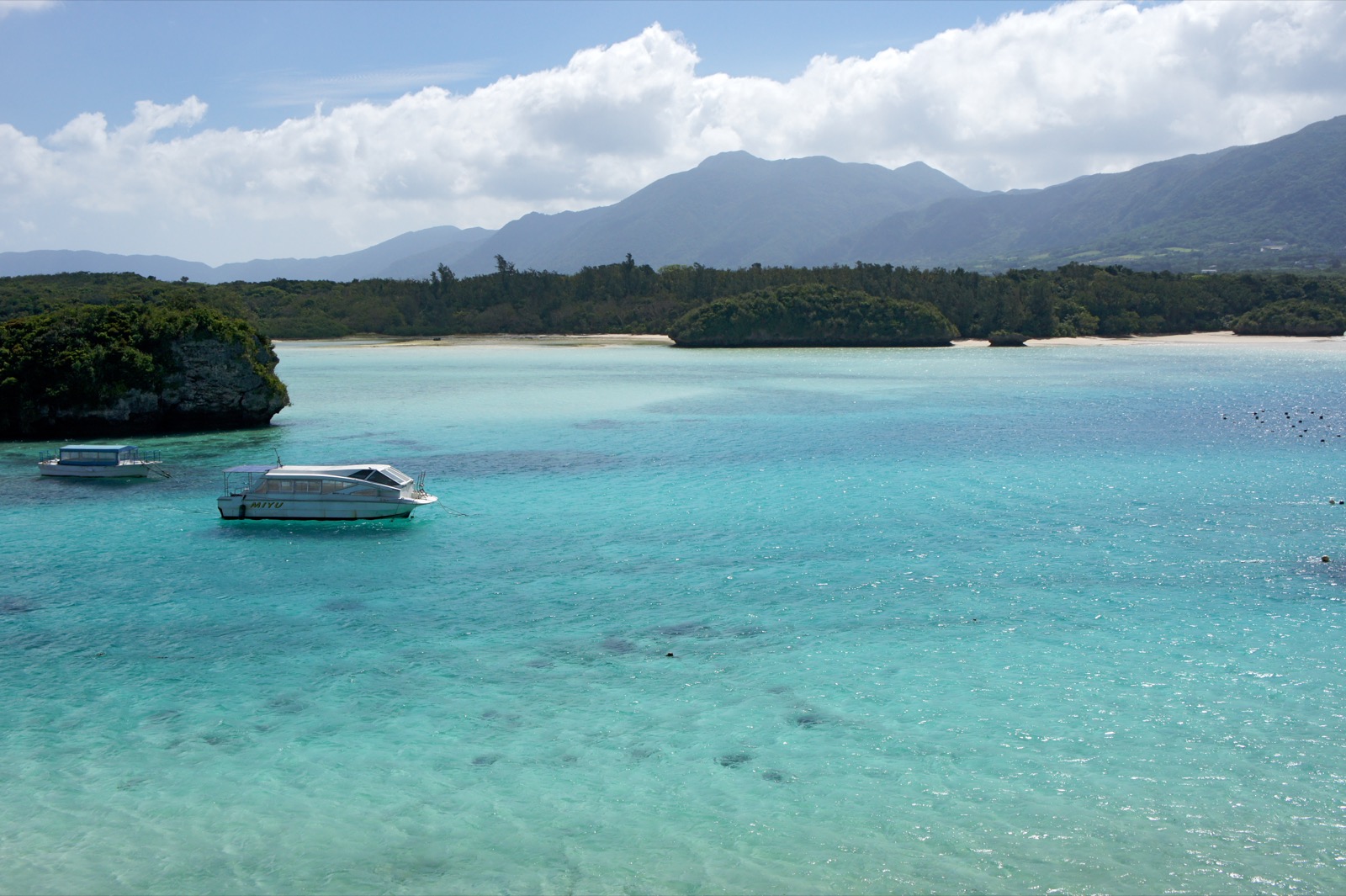 石垣島川平湾（かびらわん）的翡翠綠海水與點點小島，米其林綠色指南三星景觀，西表石垣國立公園