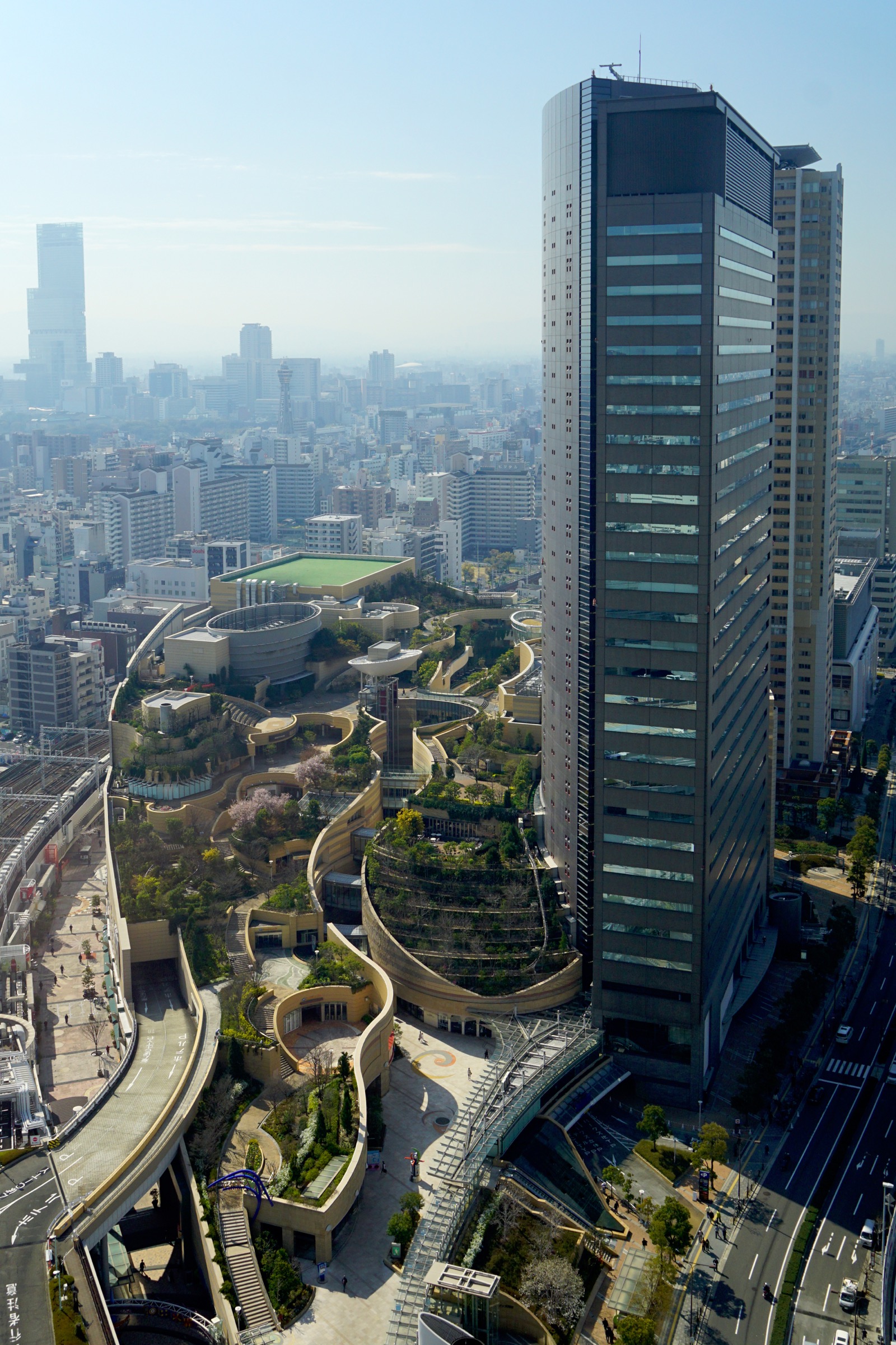 なんばパークス（Namba Parks）— 難波站旁階梯式空中花園購物中心、都市綠化建築代表