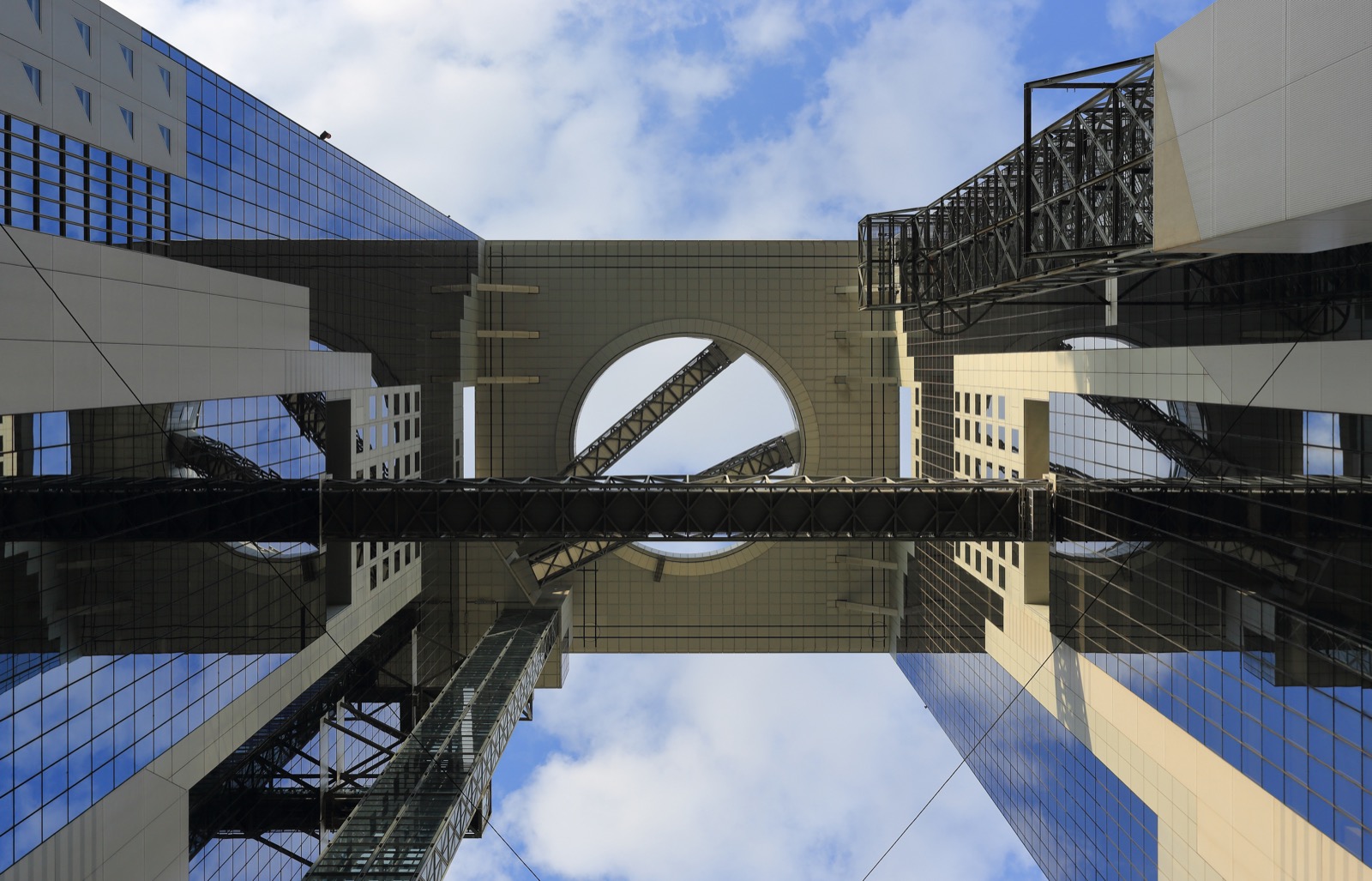 梅田スカイビル（Umeda Sky Building）— 高 173m、頂部「空中庭園展望台」雙塔連結的梅田地標