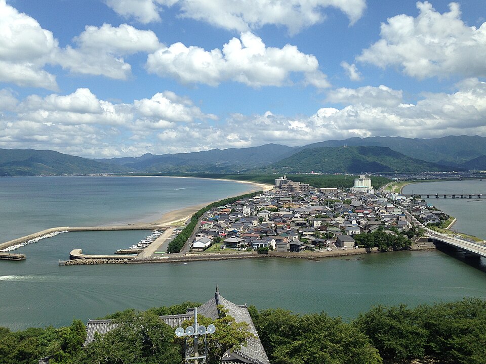 從唐津城天守閣俯瞰虹の松原弧線全景與鏡山