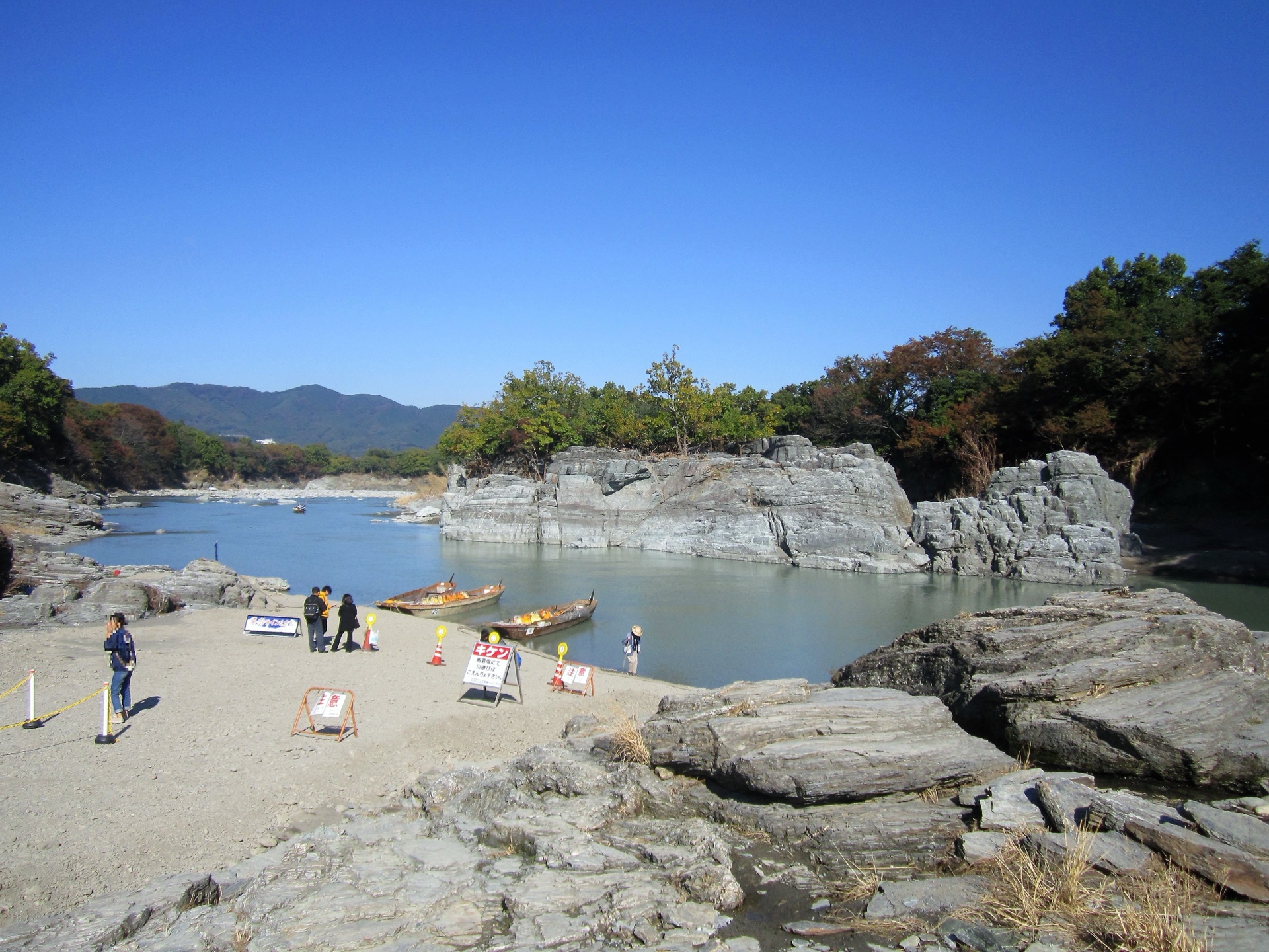 長瀞ラインくだり（長瀞溯溪），平底木船穿越荒川峽谷，船夫手持竹篙引導