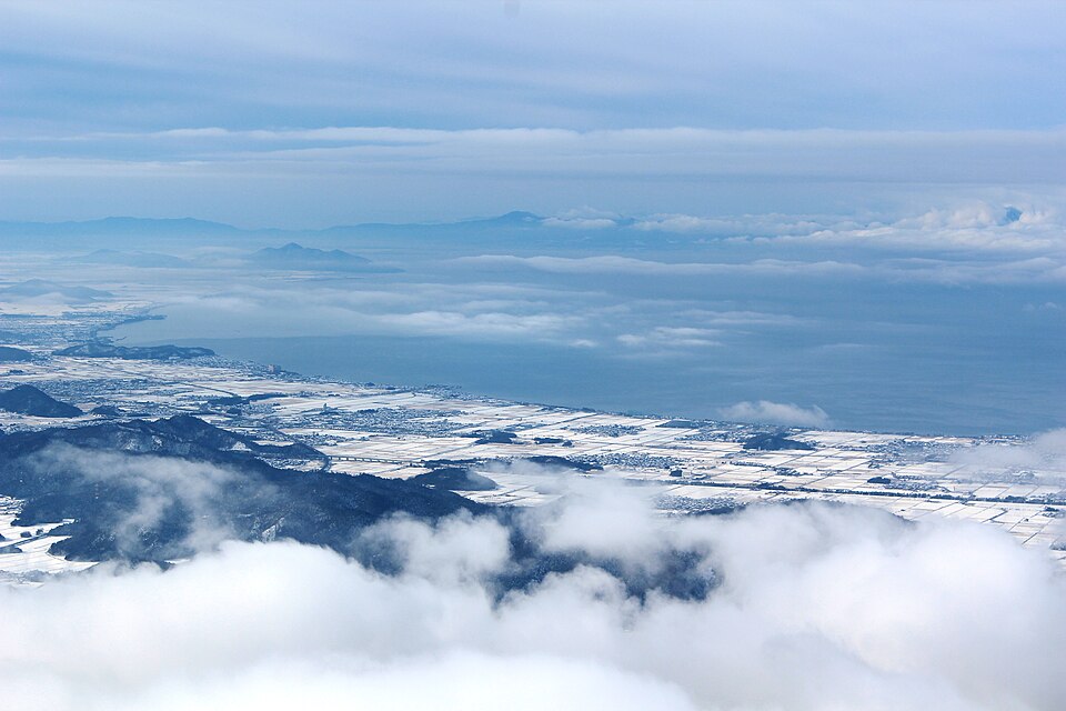 從伊吹山俯瞰琵琶湖全景，日本最大湖泊，面積670平方公里