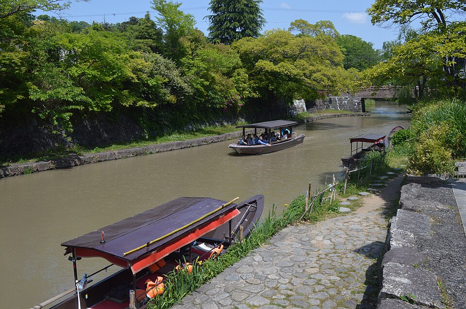 近江八幡八幡堀水鄉運河，兩岸土牆倉庫與柳樹，重要傳統建造物群保存地區