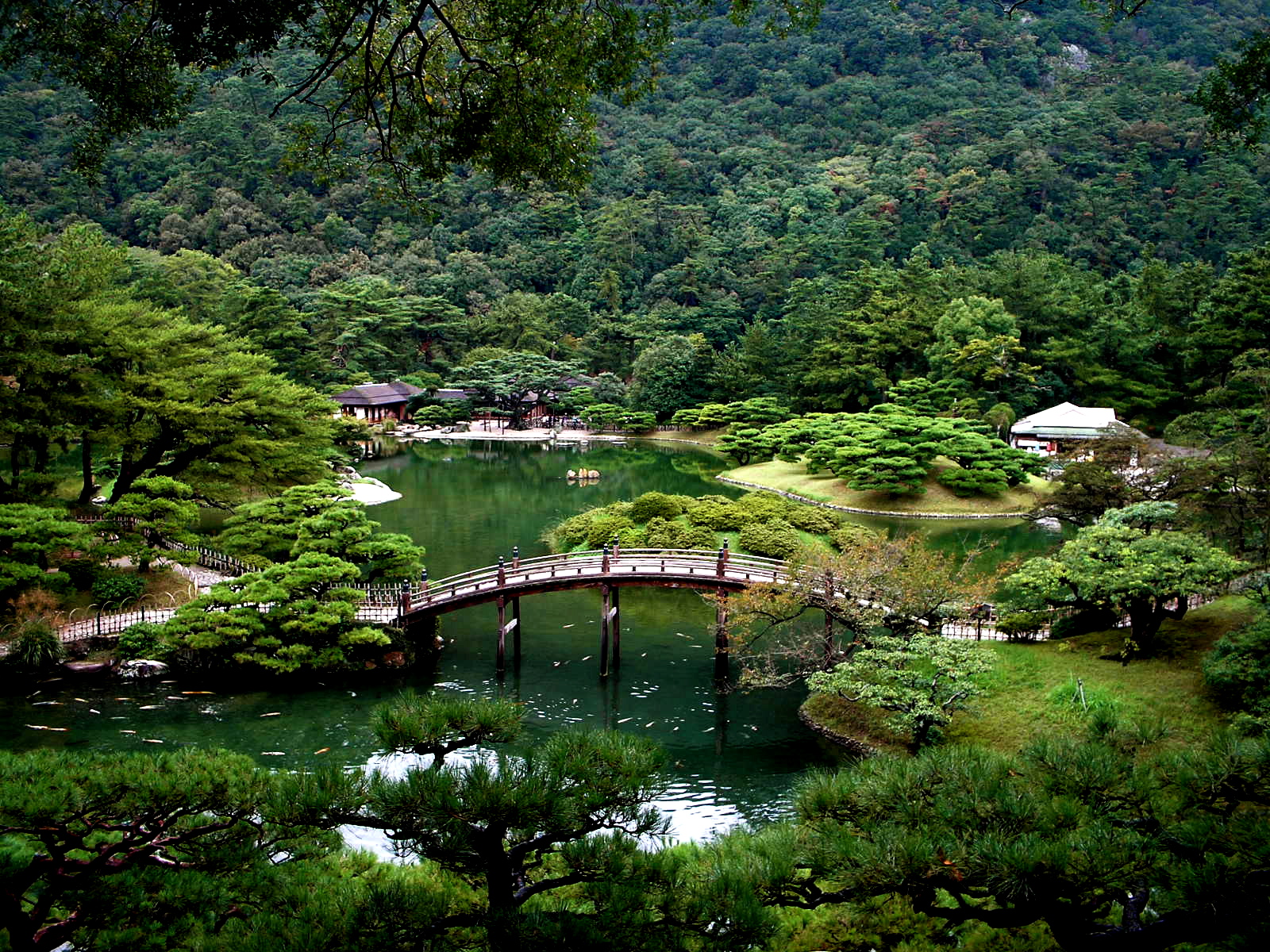 栗林公園南湖的偃月橋與庭園造景 — 江戶時代迴遊式大名庭園
