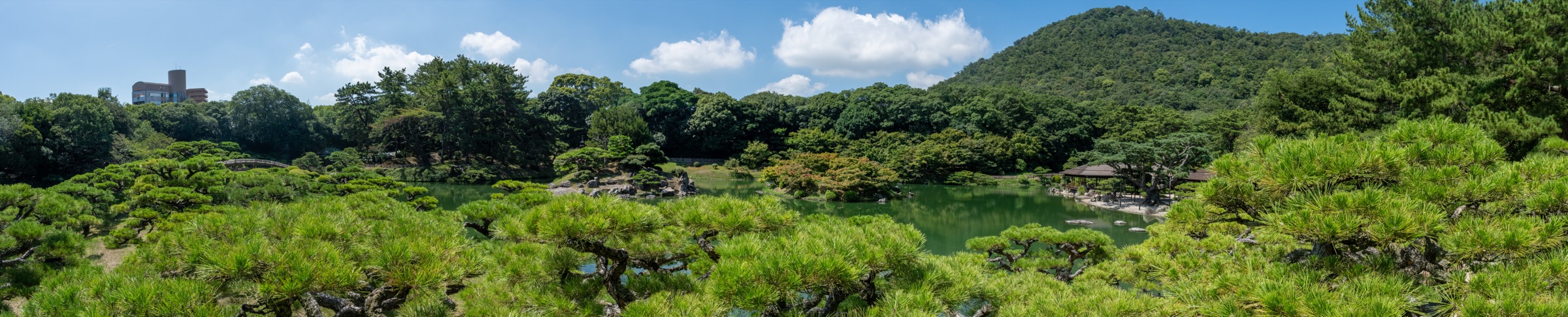 香川栗林公園（栗林公園）南湖與借景紫雲山的庭園全景 — 米其林綠色指南三星名園